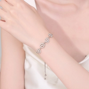 Bracelet ajustable pour femme en argent avec motifs de pattes de chat évidées