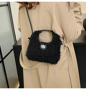 Détail du sac bandoulière en peluche noire avec fermoir argenté et anse en cuir