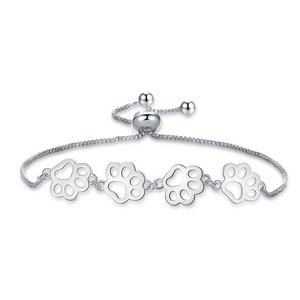 Bracelet ajustable en chaîne argentée avec quatre breloques de pattes d'animaux