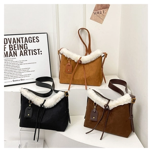 Détail de trois sacs fourre-tout en daim avec bordure en fausse fourrure en marron et noir