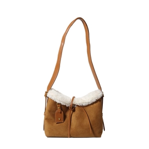 Sac bandoulière en daim marron avec bordure en fausse fourrure blanche élégante