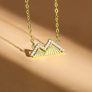 Minimalistische Halskette mit goldenem Berg-Anhänger und Zirkonia für Damen