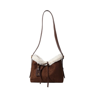 Détail du sac bandoulière en daim marron avec bordure en fausse fourrure blanche douce
