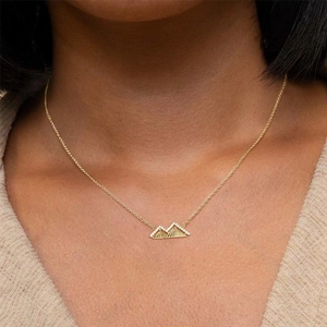 Elegante goldene Halskette mit Doppel-Berg-Anhänger und funkelnden Zirkonia-Steinen