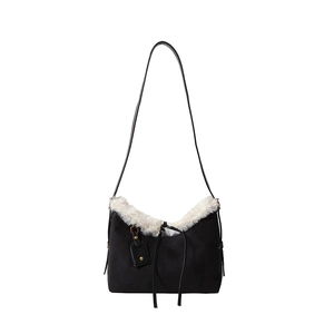 Sac à épaule rétro en toile noire avec garniture en fausse fourrure blanche et étiquette