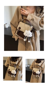 Dettaglio zaino in tela con finiture in pelle e ciondolo di peluche con diverse modalità