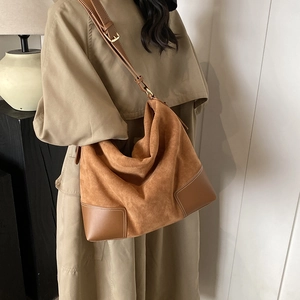 Borsa tote in camoscio marrone con patchwork in pelle e tracolla regolabile per ufficio