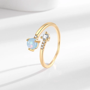 Verstellbarer Goldring mit blauem Opal und funkelnden Zirkonsteinen im minimalistischen Stil