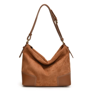 Borsa hobo in pelle scamosciata marrone con cuciture a contrasto e inserti in pelle