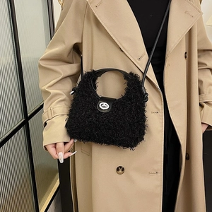 Sac à main tendance en fausse fourrure noire avec fermoir argenté et bandoulière cuir