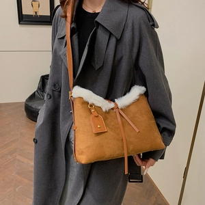 Sac à bandoulière en daim mat marron avec bordure en peluche et lanière en cuir réglable
