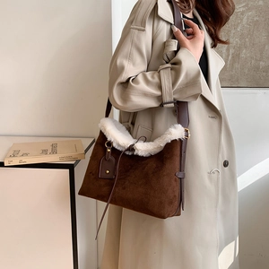 Sac à bandoulière en daim marron foncé avec bordure en fausse fourrure et glands