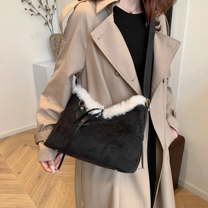 Sac bandoulière noir mat pour femme avec bordure en fausse fourrure blanche chic