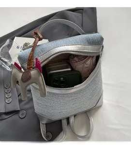 Vista interna della borsa in denim blu con spazio per telefono e ombrello