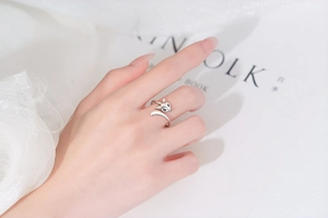 Macro view of adjustable silver fox ring with artistic head and tail detail on finger