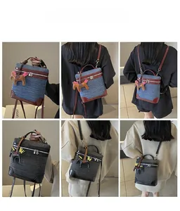 Dettagli di borse a tracolla in denim e tweed con ciondolo a cavallo indossate da modella