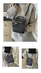 Dettagli della mini borsa in tessuto grigio testurizzato e pelle con ciondolo