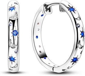 Dettaglio di orecchini huggie argento con cristalli stella blu e design luna