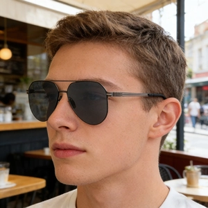 Klassische Pilotenbrille für Herren mit schwarzen Polarisationsgläsern und Metallrahmen