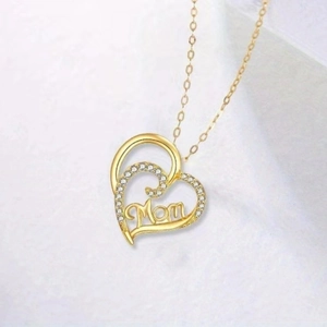 Collier MOM double cœur doré avec zircons étincelants sur une fine chaîne croisée