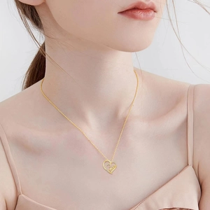 Collier MOM double cœur doré pour femme avec oxydes de zirconium brillants sur la clavicule