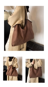 Detail van grote bruine pluizige tote bag met lederen bies en getextureerde wollen stof