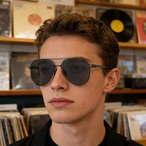 Klassische Piloten-Sonnenbrille mit polarisierten Gläsern am Modell im Plattenladen