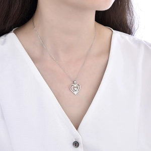 Collier cœur argenté avec motif mère et enfant et strass porté par un mannequin femme