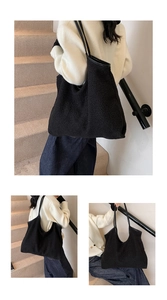 Detail van zwarte pluche draagtas met leren hengsels en zachte imitatiewol textuur