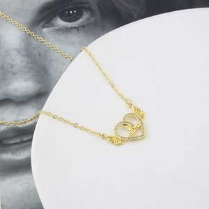 Collana dorata cuore e ali con incisione mama e zirconi su base di pietra bianca
