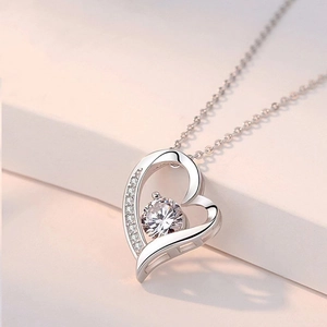 Collier cœur étincelant en argent S925 avec pendentif moissanite sur présentoir