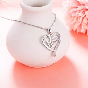 Silberne Herzkette mit 'I love you Mom' Gravur und funkelnden Strasssteinen