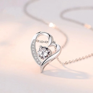 Élégant collier en forme de cœur avec pendentif en moissanite et chaîne en argent
