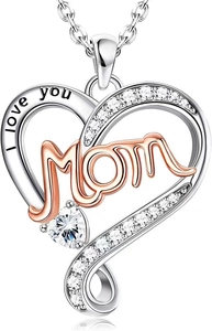 Detail des Herzanhängers mit I Love You Mom Gravur und funkelndem Kristallbesatz