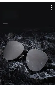 Dettaglio di occhiali da sole aviator polarizzati con naselli su una roccia grezza