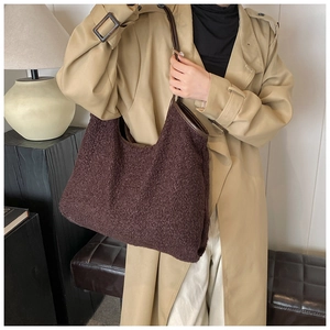 Detailweergave van grote donkerbruine teddy shopper met luxe lederen randafwerking