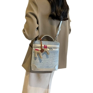 Borsa quadrata in tweed celeste con finiture in pelle argentata e ciondolo a cavallo