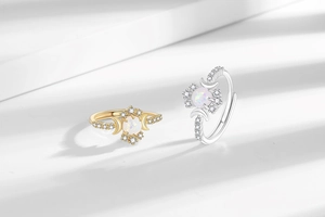 Details von Gold- und Silbermondphasenringen mit rundem Opal und Seitensteinen
