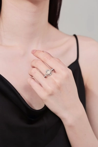 Detailansicht eines Mond-Sterne-Silberrings mit weißem Opal am Fingermodell