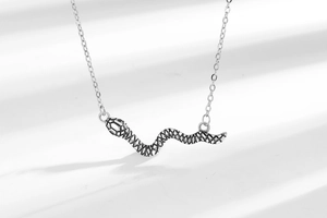 Dettaglio macro del ciondolo a serpente in argento con scaglie e finitura retrò nera