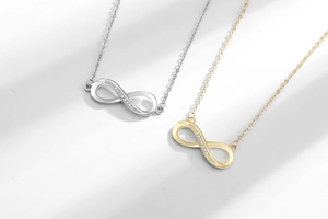 Detaillierter Vergleich von Infinity-Anhängern in Gold und Silber mit Zirkon-Inlay