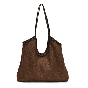 Detail van de bruine lamswol shopper met leren afwerking en lange handvaten