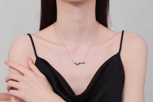 Dettaglio di una collana con ciondolo a serpente retrò con smalto bianco e nero