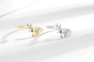 Détail d'une bague ajustable éléphant avec perle et accents de cristaux étincelants