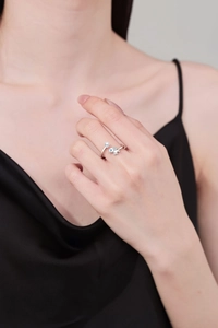 Détail de la bague éléphant en argent avec perle blanche et zircon bleu sur le doigt
