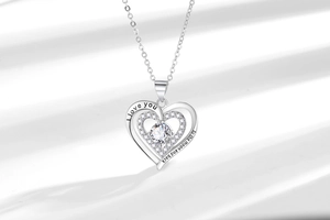 Dettaglio della collana a doppio cuore in argento con zircone e incisione romantica