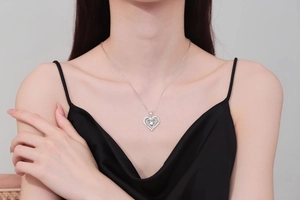 Dettaglio della collana a doppio cuore d'argento con cristallo e incisione I love you