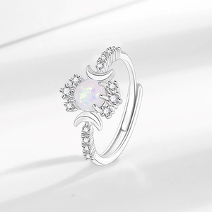 Weißgoldring mit rundem Opal und funkelnden Zirkonia-Akzenten im himmlischen Design