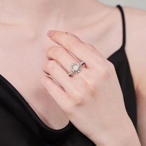 Vintage Silbermondring mit rundem weißem Opal und funkelndem Zirkonia am Finger