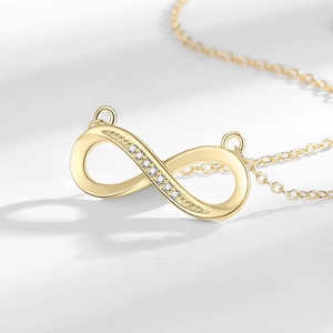 Elegante goldene Unendlichkeitshalskette mit Zirkonia-Kristallen und feiner Gliederkette